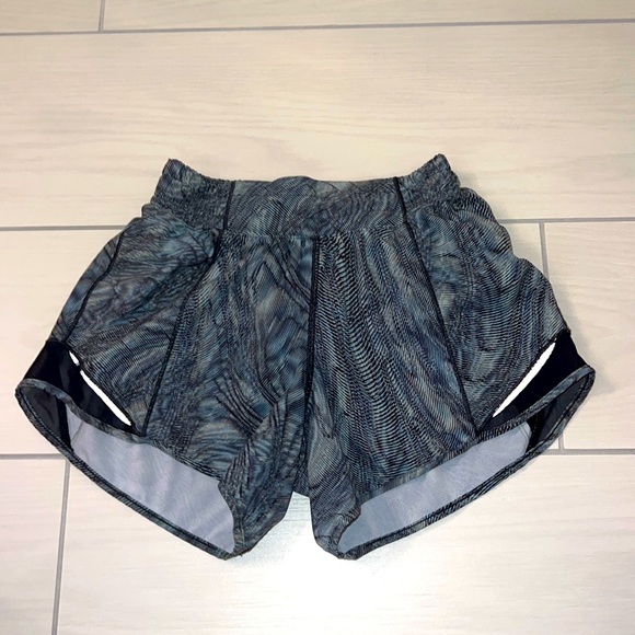 Rare Lululemon Hotty Hot 4” - Picture 1 of 4